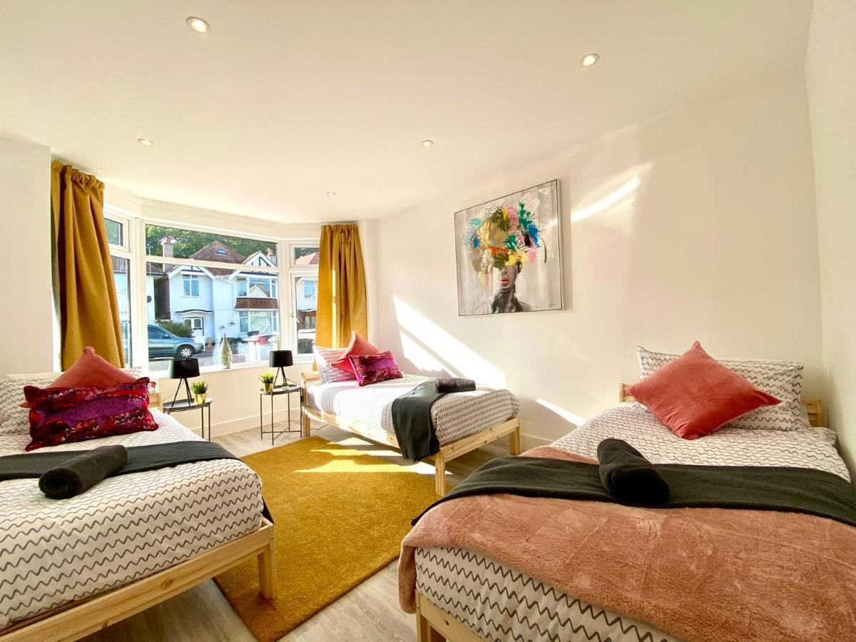 Brand New 2022 Beautiful & Stylish 2 Bedroom Apartment! - 5 Minute Walk To The Best Beach! - Great Location - Free Parking - Fast Wifi - Smart Tv - Sleeps Up To 4! Close To Bournemouth & Poole Town Centre & Sandbanks Екстериор снимка