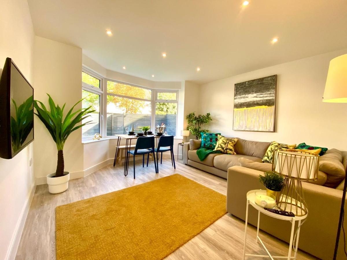 Brand New 2022 Beautiful & Stylish 2 Bedroom Apartment! - 5 Minute Walk To The Best Beach! - Great Location - Free Parking - Fast Wifi - Smart Tv - Sleeps Up To 4! Close To Bournemouth & Poole Town Centre & Sandbanks Екстериор снимка