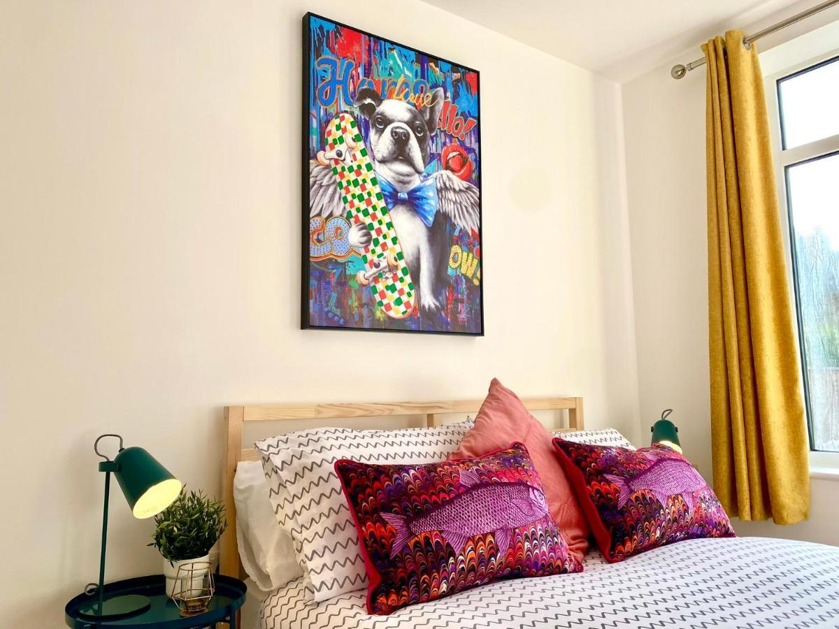 Brand New 2022 Beautiful & Stylish 2 Bedroom Apartment! - 5 Minute Walk To The Best Beach! - Great Location - Free Parking - Fast Wifi - Smart Tv - Sleeps Up To 4! Close To Bournemouth & Poole Town Centre & Sandbanks Екстериор снимка