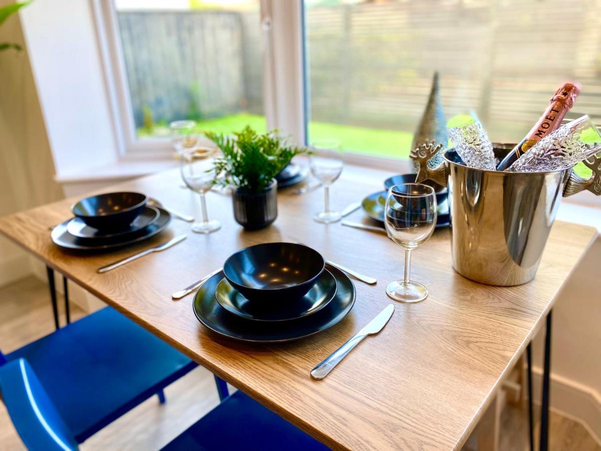 Brand New 2022 Beautiful & Stylish 2 Bedroom Apartment! - 5 Minute Walk To The Best Beach! - Great Location - Free Parking - Fast Wifi - Smart Tv - Sleeps Up To 4! Close To Bournemouth & Poole Town Centre & Sandbanks Екстериор снимка