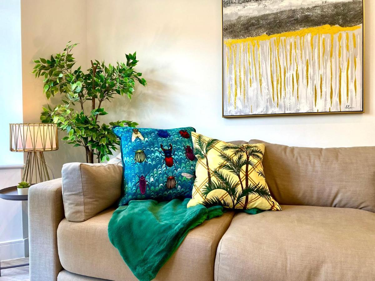 Brand New 2022 Beautiful & Stylish 2 Bedroom Apartment! - 5 Minute Walk To The Best Beach! - Great Location - Free Parking - Fast Wifi - Smart Tv - Sleeps Up To 4! Close To Bournemouth & Poole Town Centre & Sandbanks Екстериор снимка